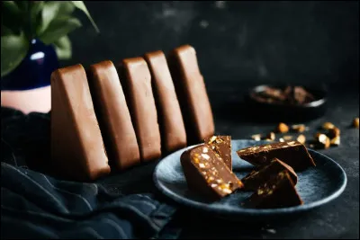 T - Quel est le nom de la célèbre marque de chocolat suisse dont le logo est une montagne, et dont la tablette est en forme de triangle ?