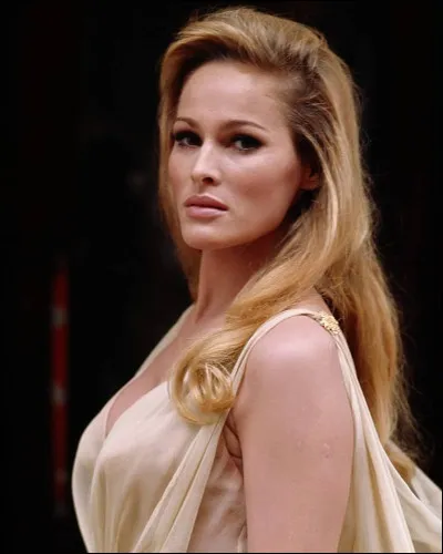 Quel est le prénom de l'actrice suisse, célèbre pour son rôle de James Bond girl dans le film "Dr. No" de 1962 ?