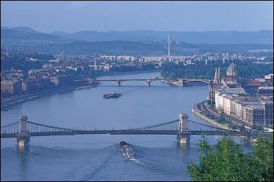 D - Quel fleuve traverse plusieurs capitales européennes, comme Vienne et Budapest ?