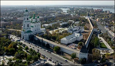 Dans quel pays se trouve Astrakhan, ville de 520 000 habitants ?