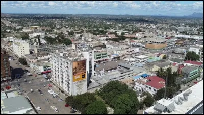 Dans quel pays se trouve Nampula, ville de 750 000 habitants ?