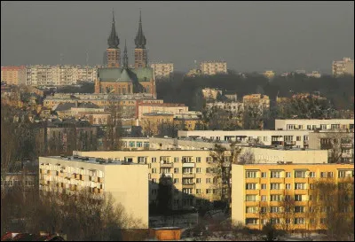 Dans quel pays se trouve Radom, ville de 210 000 habitants ?