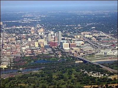 Dans quel pays se trouve Omaha, ville de 480 000 habitants ?
