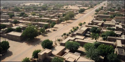 Dans quel pays se trouve Gao, ville de 140 000 habitants ?