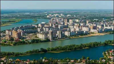 Dans quel pays se trouve Krasnodar, ville de 950 000 habitants ?