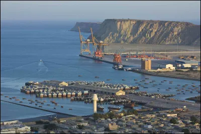 Dans quel pays se trouve Gwadar, ville de 90 000 habitants ?