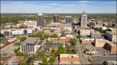 Dans quel pays se trouve Greensboro, ville de 300 000 habitants ?