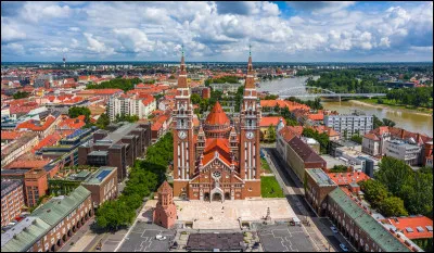Dans quel pays se trouve Szeged, ville de 160 000 habitants ?