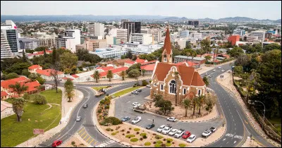 Dans quel pays se trouve Windhoek, ville de 430 000 habitants ?