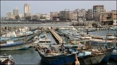 Dans quel pays se trouve Hodeida, ville de 400 000 habitants ?