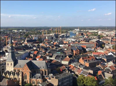 Dans quel pays se trouve Hasselt, ville de 80 000 habitants ?