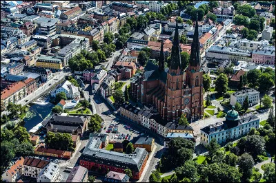 Dans quel pays se trouve Uppsala, ville de 160 000 habitants ?