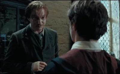 Le professeur Lupin a été renvoyé après avoir été vu avec l'apparence d'un loup-garou.