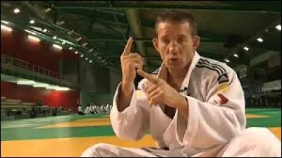 Depuis quelle année est-il officier de l'ordre national du Mérite ?