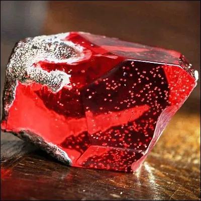 Dans le premier film de la saga "Harry Potter", le couloir du troisième étage de laile droite de Poudlard est truffé de protections magiques, mais laquelle de ces protections est un intrus ?