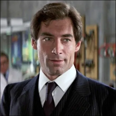 Dans le film "Tuer nest pas jouer", dans quelle capitale européenne James Bond aide-t-il un haut responsable soviétique à fuir le KGB ?