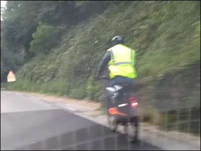 Vous allez au travail en v&eacute;lo, de Saint-Romans &agrave; Pont-en-Royans. Au volant de sa voiture, votre coll&egrave;gue vous double. Quelle distance doit-il laisser pour vous d&eacute;passer ?