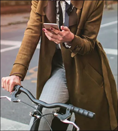 A v&eacute;lo comme en voiture, il est interdit de t&eacute;l&eacute;phoner avec le portable en main, mais c'est autoris&eacute; si on dispose d'oreillettes ou d'un casque &agrave; v&eacute;lo "bluetooth". Vrai ou faux ?