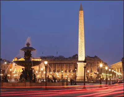 D'où vient l'obélisque érigé au centre de la place de la Concorde, à Paris ?