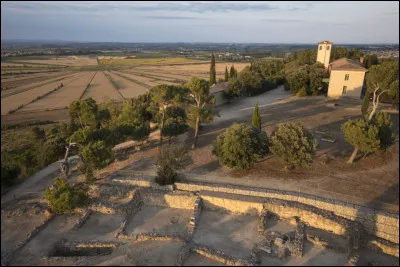 Quel est ce site archéologique, situé au sud-ouest de Béziers comprenant un oppidum et les vestiges d'un village antique ?