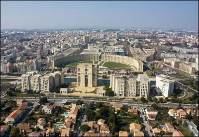 Quel est le nom de ce quartier de Montpellier, conçu par l'architecte Ricardo Bofill, édifié entre 1983 et 2000 ?