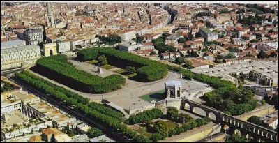 Quel est ce parc de Montpellier, situé à l'ouest du centre, caractéristique avec son l'Arc de Triomphe, son pont et la statue équestre de Louis XIV ?