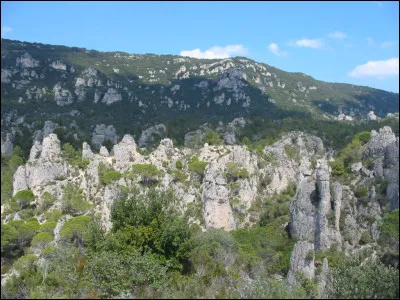 Quel est ce cirque rocheux, cirque dolomitique de 340 ha, où l'érosion a façonné un paysage ruiniforme ?