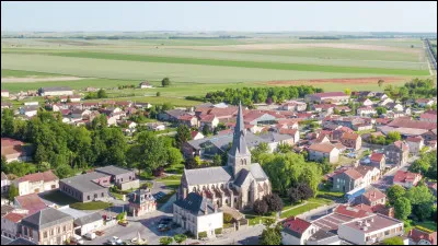 Quelle est cette petite ville de 3 800 habitants, située en Champagne crayeuse, connue pour son camp militaire ?