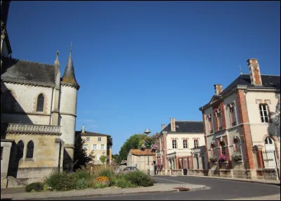 Quelle est cette ville de 5 000 habitants qui abrite sur son territoire l'un des plus importants camps militaires de France, créé par Napoléon III ?
