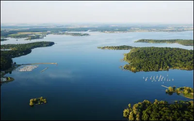 Quel est ce grand lac de 48 km², situé dans le sud-est du département, étendu en partie sur la Haute-Marne ?