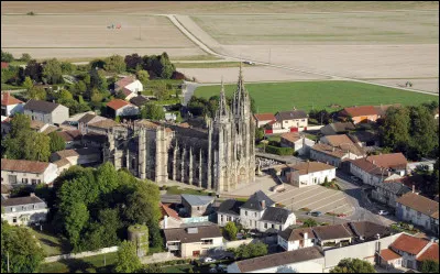 Quel est ce village, situé près de Châlons, qui abrite une grande basilique gothique ?