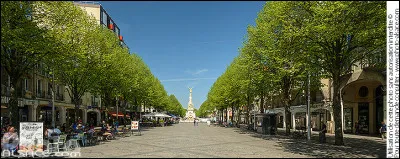 Quel est le nom de cette place de Reims, lieu central de commerce et d'animation de la ville ?