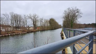 Quelle est cette grande voie navigable reliée à Vitry au canal latéral à la Marne ?