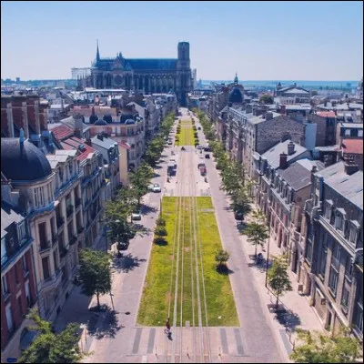 Quelle est cette ville, la plus peuplée du département avec 180 000 habitants ?