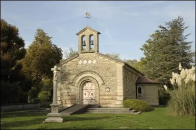 Quel est l'artiste japonais qui a, en 1965-66, construit et décoré cette chapelle à Reims, qui désormais porte son nom ?