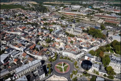 Quelle est cette ville, située dans la vallée de la Marne, la troisième du département avec 22 000 habitants ?