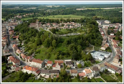 Quelle est cette ville, sous préfecture de 4 100 habitants, située dans le nord-est du département ?