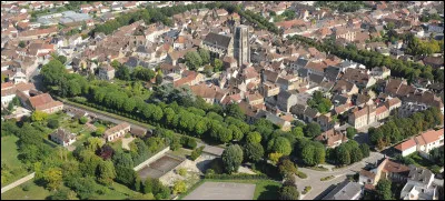 Quelle est cette ville de 4 700 habitants, située dans le sud-ouest du département ?