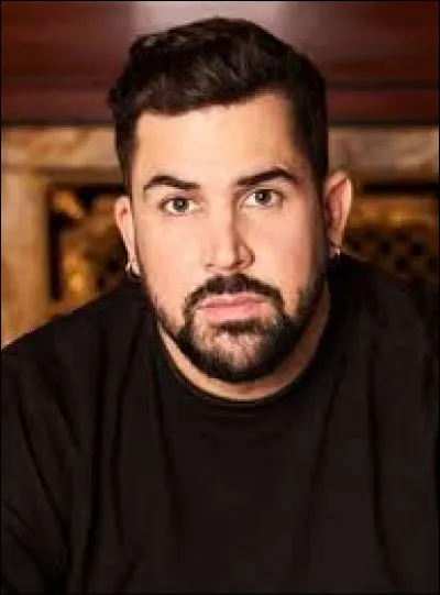 Il a réalisé le film culte de 2024 "Un p'tit truc en plus". Qui est-ce ?