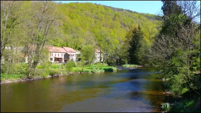 Quelle est cette rivière, longue au total de 163 km, qui prend sa source dans les Monts Dore à 1093 m d'altitude, coule vers le nord en arrosant Pontgibaud et Menat ?