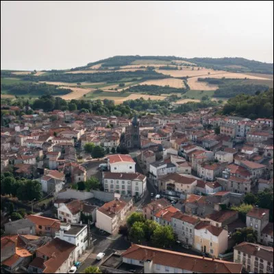 Quelle est cette petite ville de 4 800 habitants, située dans le sud de la Limagne, en bordure du Livradois ?