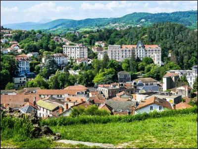 Quelle est cette ville de 6 000 habitants, située au nord de Clermont-Ferrand, station thermale où Maupassant puis Cocteau ont séjourné ?