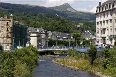 Quelle est cette station thermale de montagne, située dans les monts Dore, dans la haute vallée de la Dordogne ?