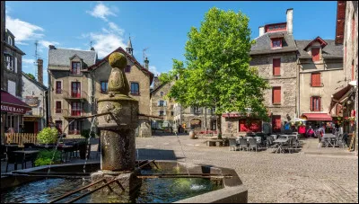 Quelle est ce village, station de sports d'hiver, situé au pied du massif du Sancy ?