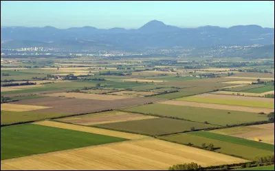 Quel est le nom de cette région naturelle correspondant à la grande plaine étendue autour de la vallée de l'Allier ?