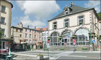 Quelle est cette petite ville, située en bordure des monts Dôme, à l'ouest de Riom, connue pour son eau ?