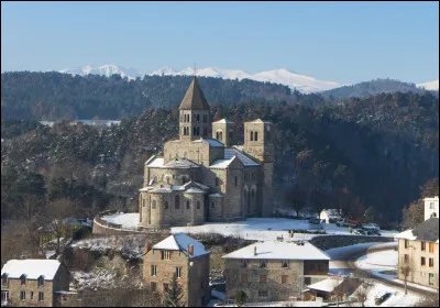 Quel est ce village, connu pour sa station thermale, son fromage et sa grande église romane ?