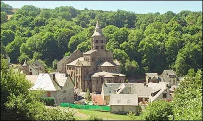 Quel est ce village de montagne, connu pour sa basilique Notre-Dame, joyau de l'art roman auvergnat ?