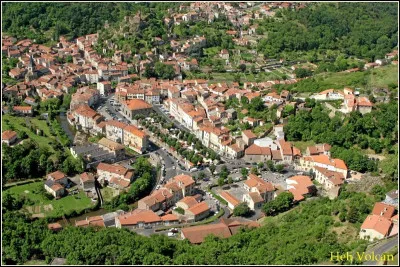 Quel est ce gros village, étagé sur les pentes de la vallée de la Couze Chambon, entre les Monts Dore et la vallée de l'Allier ?