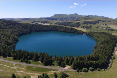 Quel est ce lac de 44 ha d'origine volcanique, situé dans le massif du Sancy ?
